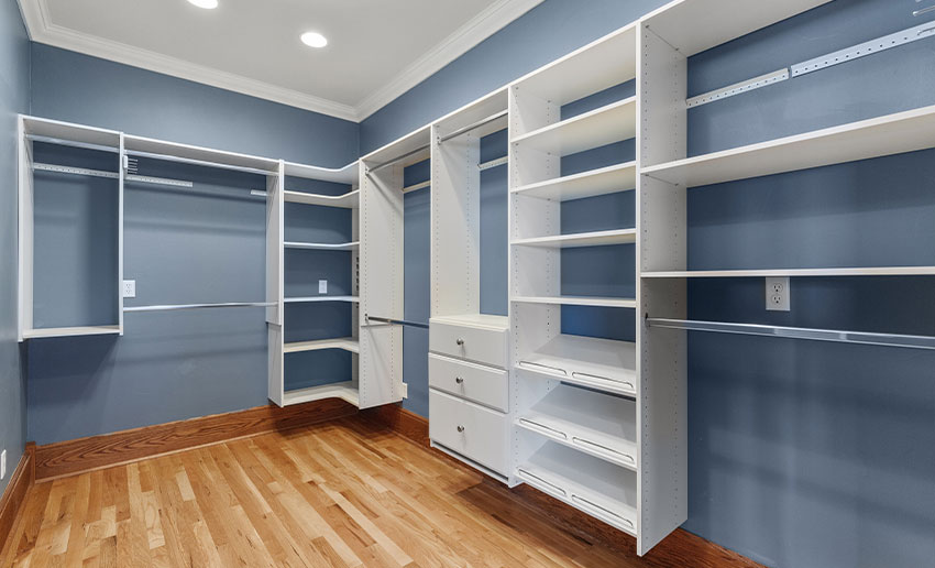 A guide to maximizing closet storage with custom shelving and drawers